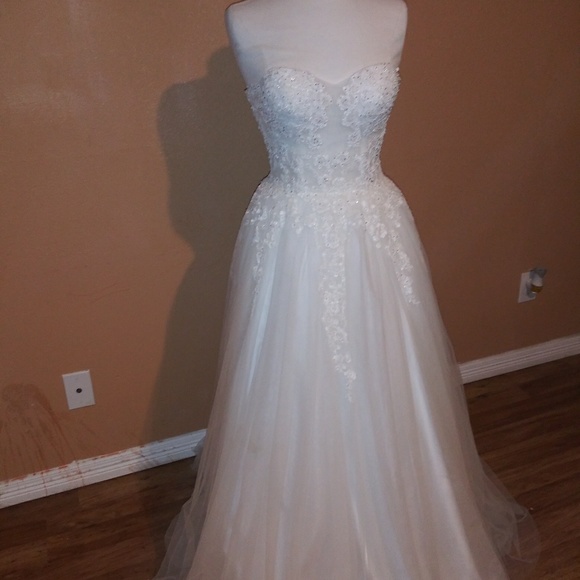 Wedding dress - Picture 2 of 3
